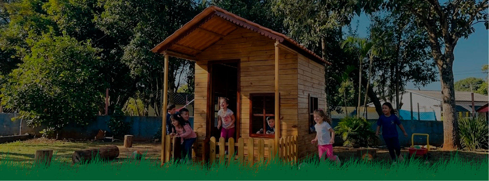 Crianças brincando em ambiente lúdico