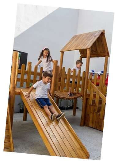 Criança utilizando brinquedo educativo